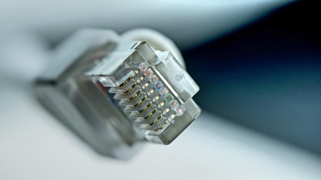 ДАЕУ търси кой да поддържа над 900 км оптична интернет мрежа
