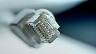 ДАЕУ търси кой да поддържа над 900 км оптична интернет мрежа