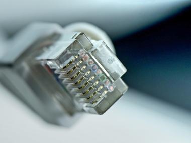 ДАЕУ търси кой да поддържа над 900 км оптична интернет мрежа