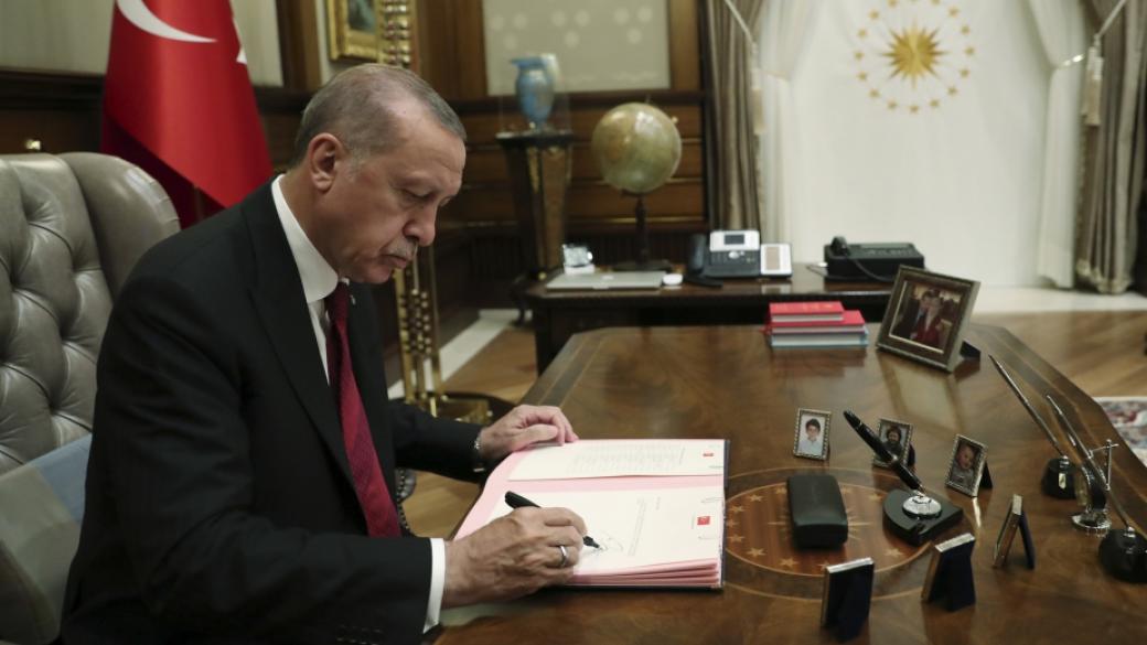Турската лира отново потъва заради Ердоган