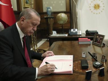 Турската лира отново потъва заради Ердоган