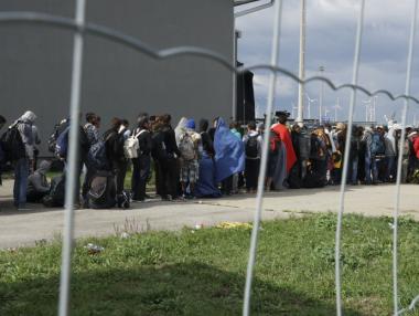 Австрия иска да ограничи бежанците при кандидатстване за увежище в ЕС