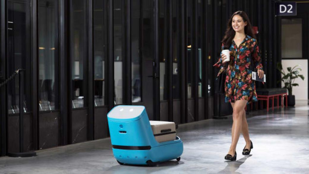 Робот помага на пътниците на летището и носи куфарите