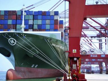 Китайската икономика се забавя с разгарянето на търговската война