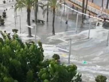 Цунами удари два големи испански курорта