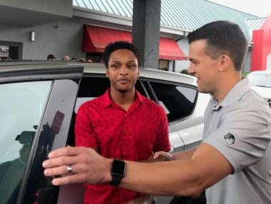 Предприемач подари кола на свой служител, изминал пеша 32 км до работа