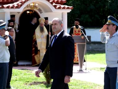 Радев: Оставките не решават проблема с поминъка на хората