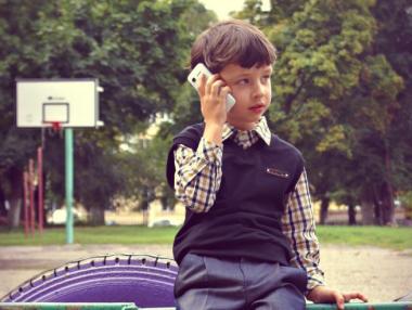 Франция забранява мобилните телефони в училище