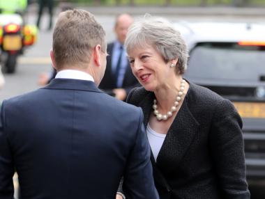 Мей ще брани плана си за Brexit на границата между двете Ирландии