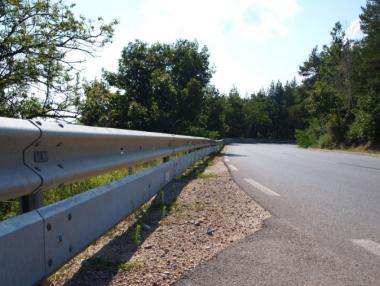 Девет фирми и обединения искат да поддържат мантинелите по републиканските пътища