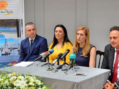Това лято туристите ще са 5% повече, прогнозира Ангелкова
