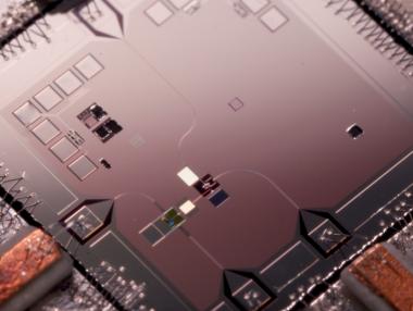 Китайски учени направиха важна стъпка към квантовите компютри