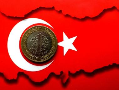 Турската лира пропада въпреки добрите новини