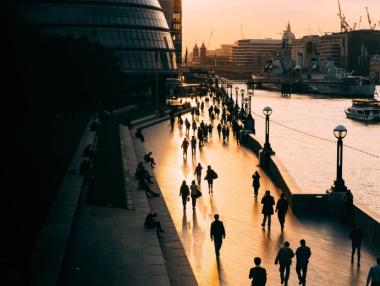 Facebook удвоява офисите си в Лондон