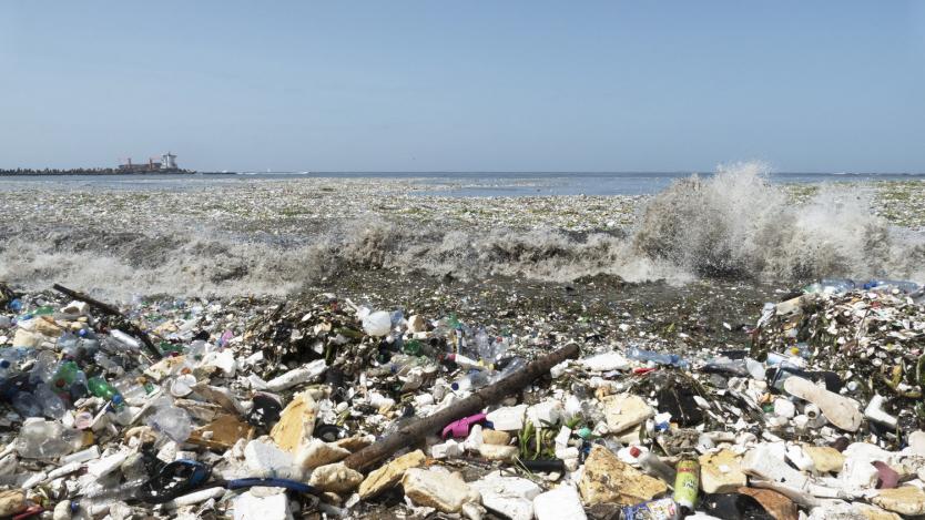Вълни от отпадъци в морето