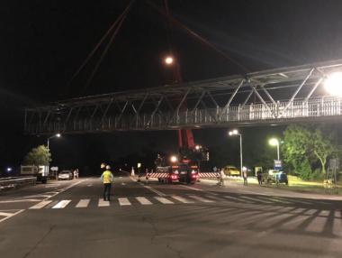 АПИ монтира пасарелката при село Атия