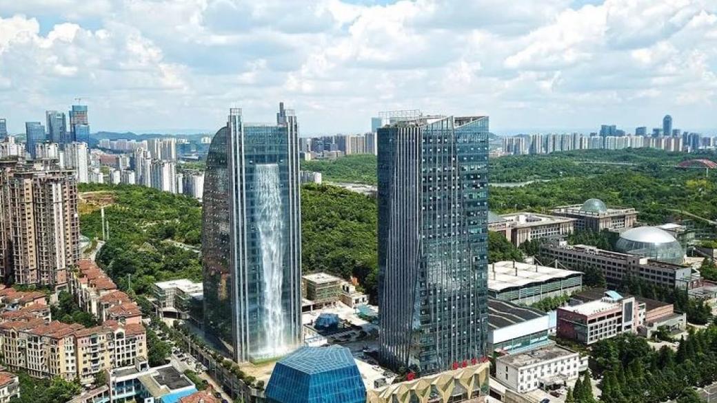 В Китай построиха небостъргач със 108-метров водопад