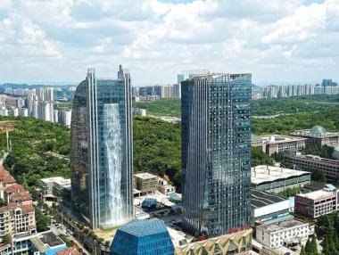 В Китай построиха небостъргач със 108-метров водопад