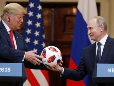Топката, която Путин подари на Тръмп, имала чип с предавател