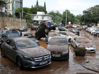 След пожарите – дъжд потопи част от Атина