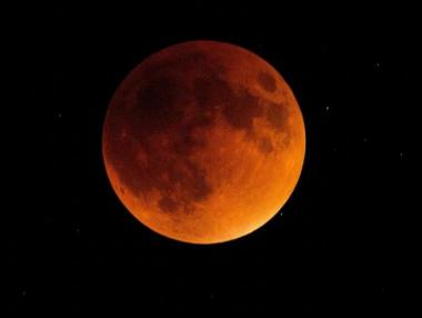 Тази вечер наблюдаваме най-дългото лунно затъмнение на века