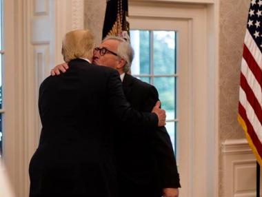 Всичко започна с целувка: как Юнкер омая Тръмп