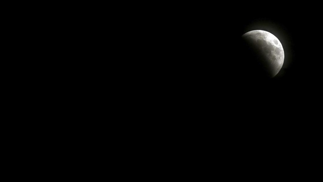 Най-дългото лунно затъмнение за века в снимки
