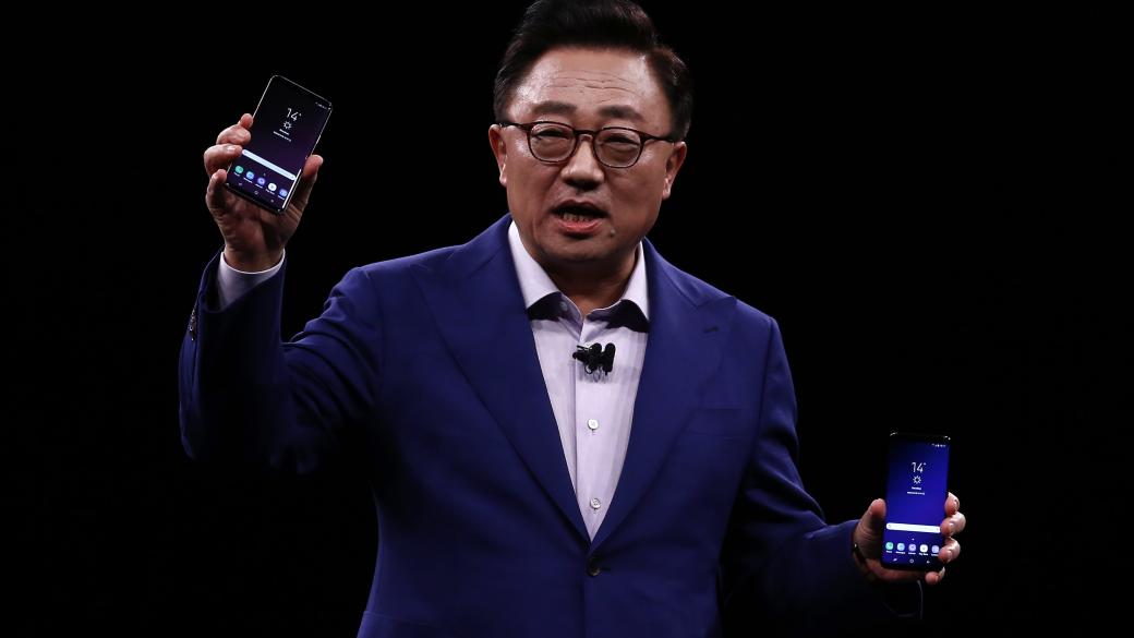 Мобилният бизнес дърпа Samsung надолу
