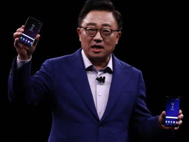 Мобилният бизнес дърпа Samsung надолу