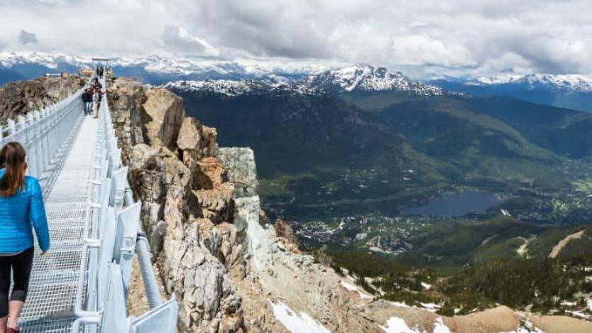Най-големият ски курорт в Канада откри висящ мост на 2000 м височина