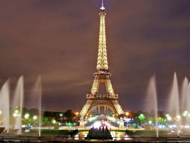 Персоналът на Айфеловата кула прекрати стачката си