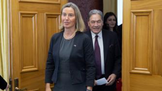 ЕС започна да насърчава компаниите си да работят с Иран