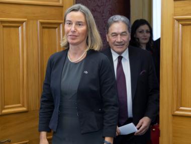 ЕС започна да насърчава компаниите си да работят с Иран