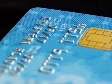 Кредитните карти спестяват на потребителите пари от застраховки за лятото