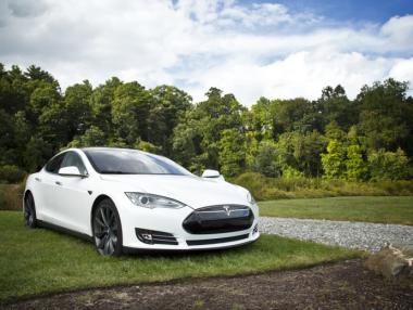 Акциите на Tesla поскъпнаха с 10% след изненадващото решение на Мъск