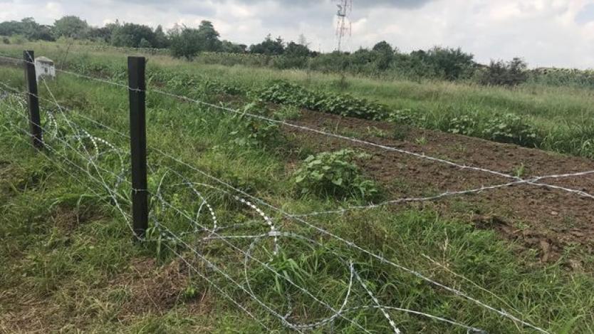 Готови са 81 км от телената ограда по границата с Румъния