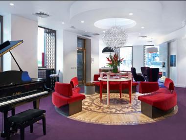 Необикновени банкови салони