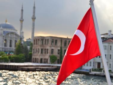 Турция обвинява социалните медии за потъването на лирата