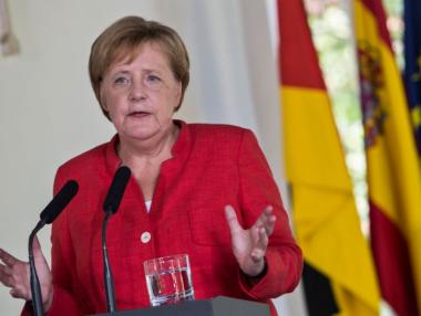 Меркел ще се срещне с Путин край Берлин в събота