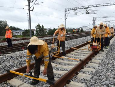 Инвестициите в Китай отчетоха рекордно слаб ръст от над 20 години