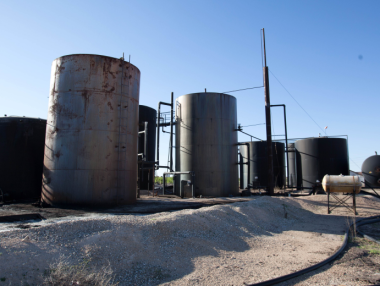 Нефтът поевтинява заради увеличаващите се запаси на САЩ