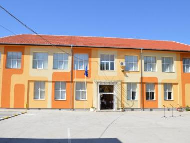 Училищата сами ще решават кога да минават на едносменен режим