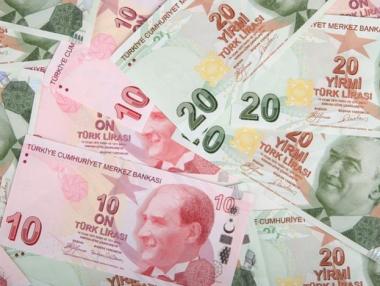 Турската лира пак тръгна надолу след заплахата от нови американски санкции