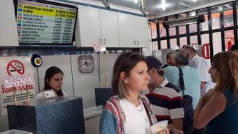 Турската лира загуби още 5% от стойността си днес