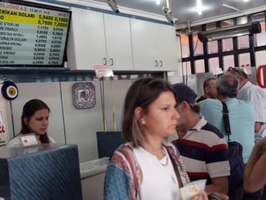 Турската лира загуби още 5% от стойността си днес