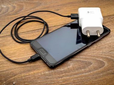ЕК ще проучва ефектите от въвеждане на единни зарядни устройства