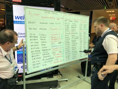 На „Гетуик“ съобщават полетите на дъска, екраните се сринаха