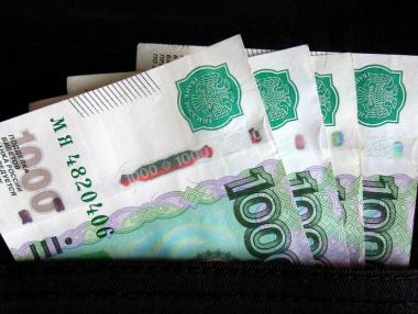 Руската рубла удари рекордно дъно спрямо еврото и долара