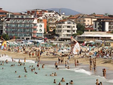 Въпреки валежите през юли туристите пак са повече