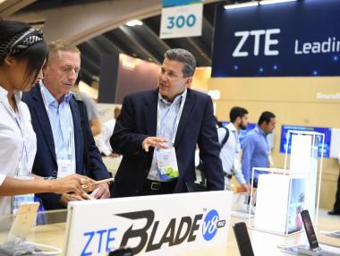 ZTE се надига от пепелта, производството ѝ влиза в норма